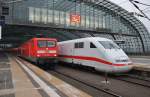 Hier links 112 120-1 mit einem RE1 von Magdeburg Hbf. ...