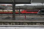 berlin-lichtenberg  Mal'quer Beet'fotografiert.W�hrend ein Talent der NBE und eine S-Bahn auf ihre Abfahrt warten,schiebt sich eine 155er mit einem Kesselzug zwischendurch.Berlin-Lichtenberg 20.02.10.