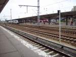 Berlin-Lichtenberg, Blick auf Fernbahnsteige mit Regionalz�gen (20.05.2010)  ...