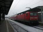 BR 143 als RB14 nach Nauen im Bahnhof Charlottenburg.(24.1.2010)  ...