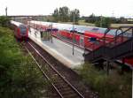 berlin-und-brandenburg Wustermark, Bahnhof an der Lehrter Bahn), RE 2-Zugkreuzung am Bahnsteig (23.07.2010)