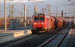 185 077 zieht am 12.02.11 einen Schwenkdachwagenzug durch Bitterfeld Richtung ...