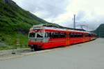 bm69 Der erste morgendliche Regionalzug Bergen - Myrdal - Bergen wird an seinem Endbahnhof durch den Neigezug Bergen - Oslo �berholt. Da nur ein Streckengleis zur Verf�gung steht, wendet der Regionalzug auf dem Gleis der Flamsbahn. Aufnahme am 6.7.2010. 