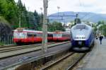 bm69 Triebzugtreffen in Voss: W�hrend der BM73 rechts im Bild unterwegs ist von Bergen nach Oslo, warten links im Bild zwei BM69 auf die Abfahrt als Regionalz�ge nach Myrdal (links) und Bergen (mitte). 6.7.2010. 