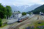 bm93 �ndalsnes, Bergsteigerhauptstadt Norwegens, ist Endpunkt der Raumabahn. Diese Strecke wird heute ausschliesslich von zweiteiligen Triebz�gen der Baureihe 93 (Talent) befahren. Am Nachmittag des 3.7.2010 wartet eine Doppeltraktion dieser Triebz�ge auf die Abfahrt nach Domb�s. Einzeln sind sie hier h�chstens in der Zwischensaison anzutreffen... 