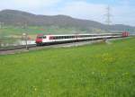 Bozberglinie Re 460 mit kurzem Pendel am 22.4.2010 bei Frick. F�r die Modellbahn ist die Zusammenstellung Bt-B-B-A-Re 460 platz- und kostenm�ssig ideal.