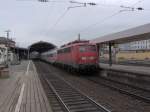 Eine BR 110 (E10) mit einem ICE-Ersatzzug im Bonner Hbf ...