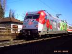 bonn Eindlich hab ich sie die Br 101 mit Kinder Schokoladen Werbung am 6.4.10
( unten Links das Datum ist ein Fehler von der Kamera ). Jetzt Fehlt mir noch die M�rklin 120 Werbelok, Hehrta BSC 101 Lok und zu guter letzt Porsche 182. Bitte um Tipps wo die grad unterwegs sind w�re super nett :o)