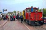 Gro�er Andrang herrscht auf dem Bahnhof Borkum. Rechts Lok AURICH ...