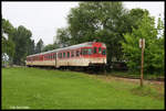 VT 813-043, ein ehemaliger slovenischer Triebwagen, verläßt hier am 23.5.2017 um 16.44 Uhr den Haltepunkt Lukavac in Richtung Tuzla.