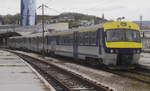 Den spärlichen Lokalzug-Verkehr von und nach Sarajevo erledigen dreiteilige Elektro-Triebzüge der BR 411 (Mittelteil) und 415 (Steuerwagen). Im Bild verlässt der Lokalzug nach Kakanj den Bf Sarajevo. Der Mittelwagen hat die Ordnungsnummer C411-114, die Steuerwagen haben die Nummern A415-213 (vorn) und B415-232 (hinten). Aufnahme vom 27.4.17.