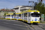 Kölner Achtachser in Sarajevo: Wagen 912 (ex 3777) überquert die stadteinwärts führende Fahrbahn der Hisala-Straße. Ab dem Linienendpunkt Ilidza benutzt die Bahn den Mittelstreifen; an dieser Stelle wechselt sie auf den rechten Fahrbahnrand. (Sarajevo, 27.4.17).