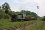 Banovici 21.05.2011  Die groe Drehgestell Diesellok 740106 bringt einen Leerzug  zur Verladeanlage bei km 5,0.