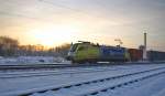 BoxXpress Der Tag erwacht und damit auch der Zugverkehr. Mit einem der ersten Z�ge des Tages k�mpft sich ES 64 U2-025 durch die klirrende K�lte des Morgens am 05.01.2010. Hier in Eschwege West.