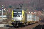 ES 64 U2-003 mit Containerzug bei der Durchfahrt in Hann. ...