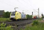 ES64 U2-003 bei str�menden Regen mit einen KLV-Zug in Iphofen ...