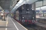 01 1066 steht mit einem Sonderzug in Stuttgart Hbf am ...