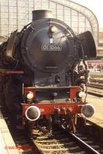 01 1066 der UEF im Mai 2001 in Hamburg-Hauptbahnhof,
Sonderfahrt Hamburg-Puttgarden ...