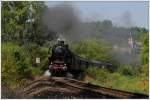 BR 01 10 Eine 01 10 ist einfach eine 01 10. 01 1066 mit ihrem Sonderzug aus Stuttgart am 22.5.2010 auf dem Weg zum Schnellzug-Dampflok-Treffen in Neuenmarkt-Wirsberg, anl�sslich des Dampffestivals 2010/175 Jahre Deutsche Eisenbahn, mit Blick auf die Kirche von Trebgast, ca. 5 Minuten vom Zielbahnhof entfernt.