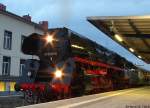 BR 01 5 01 0509-8 am 20.03.2010 im Bahnhof Gera. Gleich wird sich die Maschine ans andere Zugende setzen und den Zug Richtung Altenburg Tender vorraus ziehen.