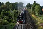BR 01 5 Auf ihrer 'Schleswig-Holstein-Rundfahrt' passiert 01 0509-8 am 17.7.2010 mit 7 Wagen Westerhorn.