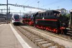 BR 01 Alt trifft neu: RABe 523 034-7 f�hrt am 5.6.10 in Luzern ein, w�hrend sich die Pacific 01 202 in der warmen Sonne von ihrer Fahrt erholt.
