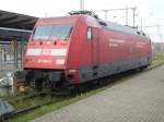 101 038 am 05.Dezember 2009 warten im Rostocker Hbf auf ...