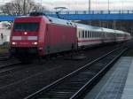 BR 101 mit Zugen Einfahrender IC 2356 Binz-D�sseldorf mit 101 025 als Zuglok in den Bahnhof Bergen/R�gen.