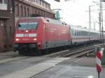 101 051 hat am 05.Dezember 2009 mit dem IC 2373 ...