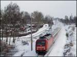 BR 101 mit Zugen 101 040-4 mit IC 2213 von Binz nach Stuttgart 'r�umt' am 19.12.2009 zwischen Hbf Stralsund und Hp Gr�nhufe die Trasse.