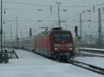 Die vereiste Front der 101 028 vor ihrem IC nach ...