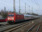 Einfahrt im Solinger Hbf., die 101 051-1 mit IC 2025 ...