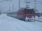BR 101 mit Zugen 101 048 mit dem IC 2354 Binz-D�sseldorf im verschneiten Bergen/R�gen am 03.Februar 2010.