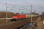 101 011-5 mit einem IC in Richtung Braunschweig am Stadtrand ...