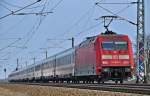 BR 101 mit Zugen 101 090 auf dem Randstreifen �m Kreuzungs-Bf Langendorf, planm��ig Kreuzung kurz vor dem Hbf Stralsund, 18.03.2010