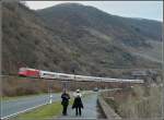 BR 101 mit Zugen Zwei der wenigen Bahnbilderfotografinen aufgenommen zusammen mit einen IC in der N�he von Boppard am 20.03.10. W�hrend die eine den Zug noch anpeilt, hat die andere ihr Bild schon im Kasten. (Hans)  