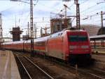 101 045-3 schiebt am Abend des 29.03.2010 ihren RE200 aus ...