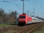 BR 101 mit Zugen Durchfahrt durch den Haltepunkt Teschenhagen am 07.April 2010 f�r 101 009 mit dem IC 2213 Binz-Stuttgart.