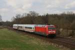 BR 101 mit Zugen 101 128 mit Wagen des IC Rottaler Land am 10.04.2010 bei Feldmoching.
