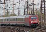 101 044-6 mit dem IC2311 nach Stuttgart bei der Einfahrt ...