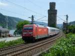 BR 101 mit Zugen 101-140 f�hrt am 27.6.10 mit dem IC 2112 nach Hamburg-Altona durch Oberwesel.