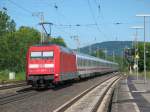 Kreiensen: 101 068 schiebt ihren IC am 26.06.2010 Richtung Hannover. ...