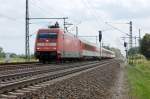 101 058-6 mit dem EC 176 Hamburg-Altona in Friesack(Mark). 24.08.2010 ...