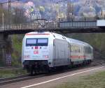 101 034-7 InForm schiebt ihren IC 2049 aus K�ln kommend ...