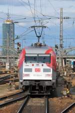 BR 101 Werbelokomotiven 101 040 am 04.04.10 mit RE 4006 nach N�rnberg in M�nchen Hbf (Nat�rlich nicht im Gleis, stand aus dem Bahnsteig des Gleises rechts unten. Das Ausfahrgleis Richtung N�rnberg schwenkt da ab)