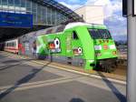 BR 101 Werbelokomotiven Die 101 040-4 'WM-Fan-Connection' am 20.06.2010 in Berlin-Hbf. Der Rest der Infos auf dem Zugzielanzeiger.