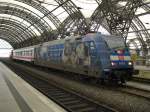 BR 101 Werbelokomotiven 101 102-2 steht am 18.07.10 im Hbf Dresden und wartet auf den EC aus Prag zur Weiterfahrt nach Hamburg Altona.
