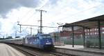 101 070-1 schiebt einen IC durch Lehrte, am 29.August 2010. ...