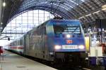 Die 101 070-1 steht mit einem geendeten IC in Frankfurt ...