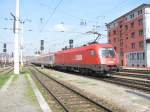 1016 007-5 in Salzburg Hbf schiebt einen OIC nach; am ...